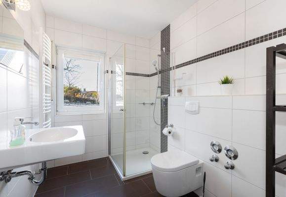 Das gepflegte Tageslicht-Badezimmer mit Dusche