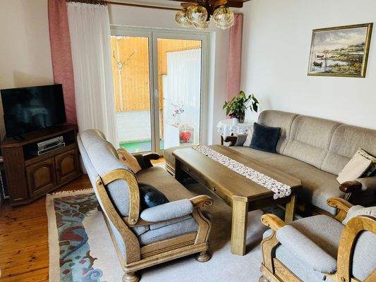 Wohnzimmer mit Zugang zur Pergola (EG)