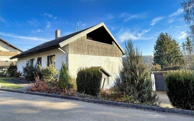 Wohnhaus mit 3 Garagen in Sackgasse