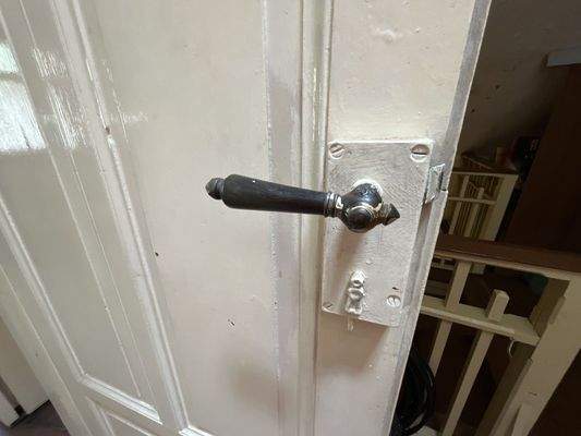 Tür mit Originalschloss