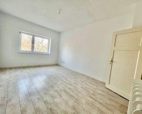 geräumiges Schlafzimmer mit Platz für den Schreibtisch