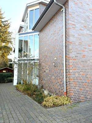 Weg zum Eingang mit Treppenhaus