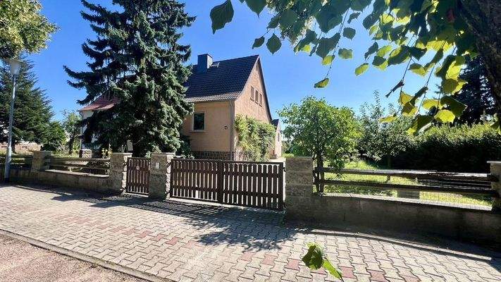 Außenansicht mit Einfahrt