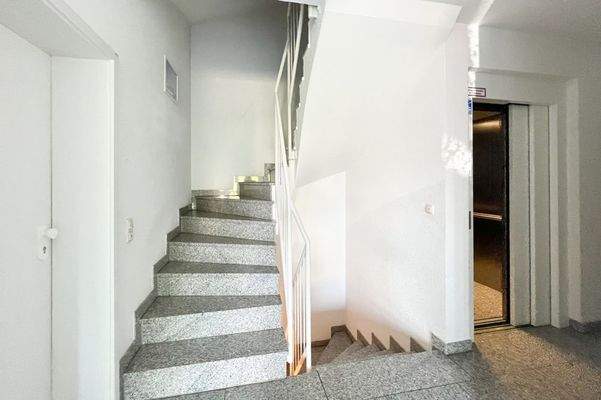 Treppenaufgang und Fahrstuhl