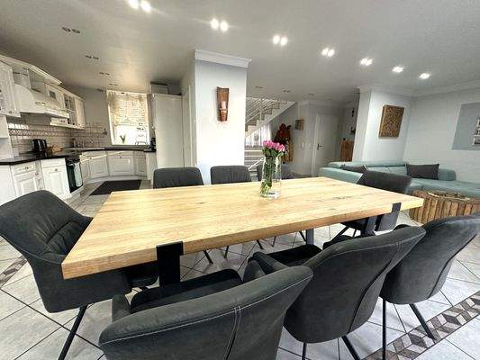 Esszimmer mit offener Küche