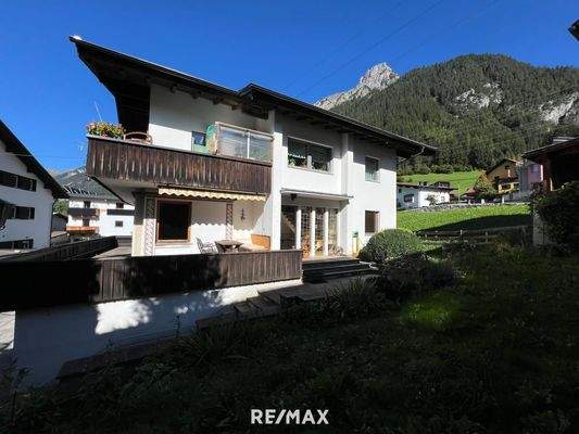 Ostansicht mit Garten und Terrasse