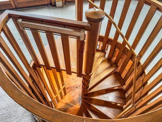 Echtholz-Wendeltreppe