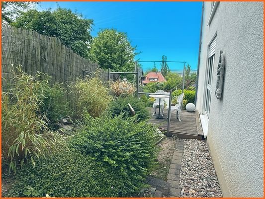Seitliche Terrasse
