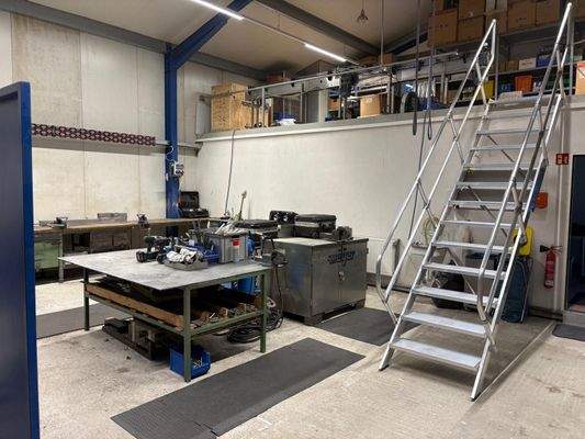 Empore mit Lagerbereich Halle klein