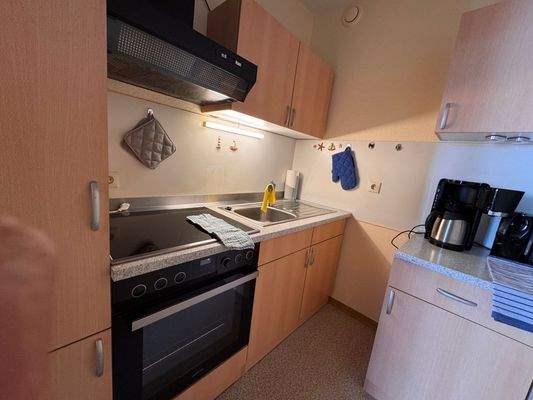 ... mit Elektrogeräten und Stauraum