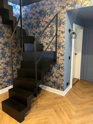 Designertreppe mit handgefertigtem Metallgeländer