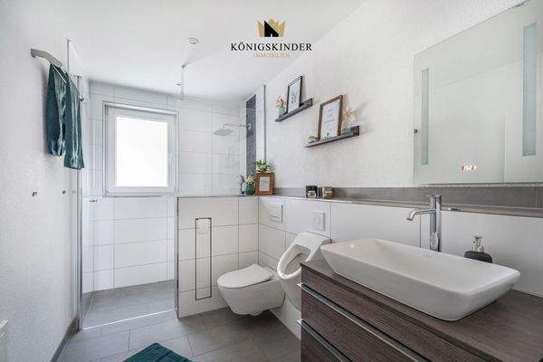 ...mit Duschbad gegenüber...