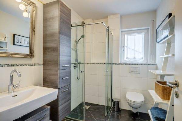 weiteres, praktisches Duschbad mit Fenster nach Westen