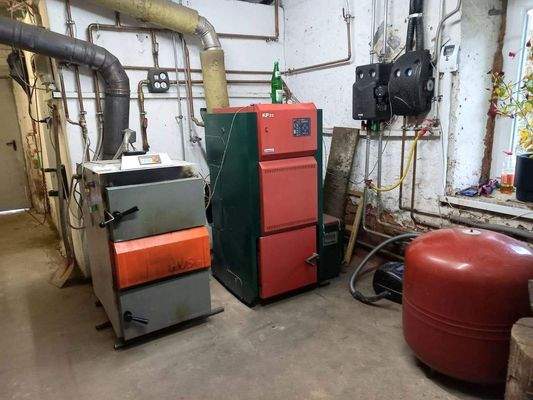 2 Heizkessel (Holz + Pellets)