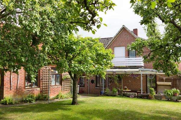 Gartenidylle mit Hausansicht