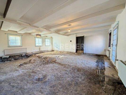 Wohnzimmer mit ausgebautem Boden