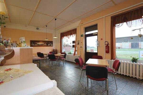 mit großen Fensterelementen