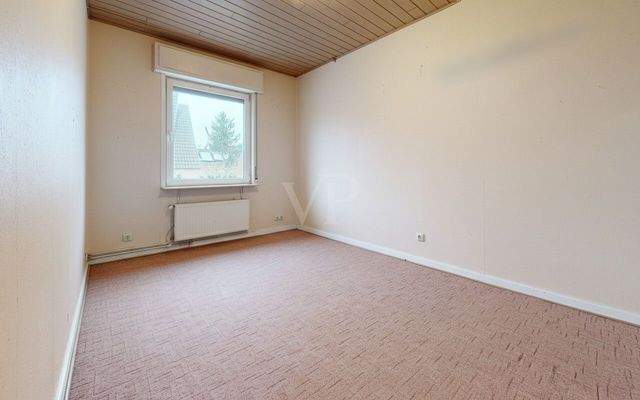 Schlafzimmer im Obergeschoss - KI-generierte, leergeräumte Darstellung