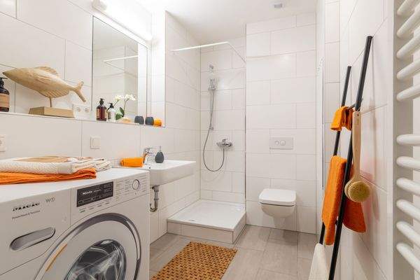 Beispiel eines eingerichteten Badezimmers mit Dusche und WC 