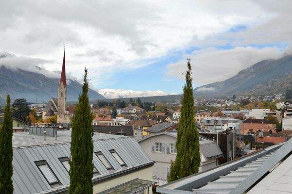 Charmante 3-Zimmer-Dachgeschosswohnung mit Terrasse, Aussicht & Garage – Silandro mansarda con terrazza e garage – attic apartment with terrace, view & garage in central location.