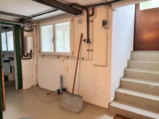 Kellerraum-4 mit Treppe zum Garten.jpg