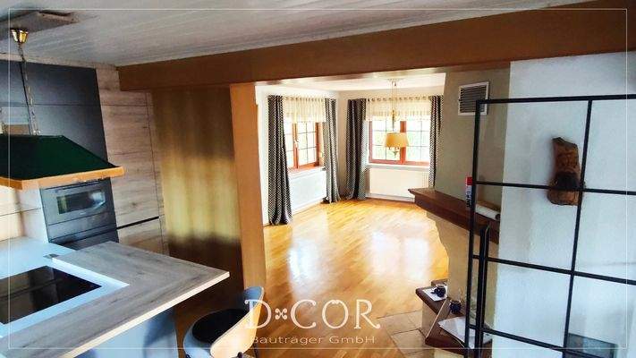 Blick von Treppe in Wohnzimmer und Küche