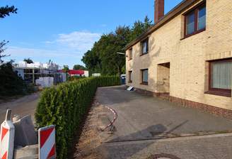 Außenansicht, die Hecke wurde mit einer KI dargestellt.