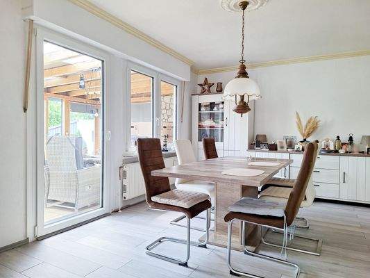 Essbereich mit Zugang zum Wintergarten