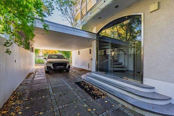 Hauseingang mit Stellplatz