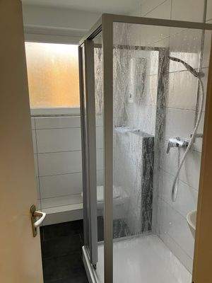 Helles Badezimmer mit Dusche