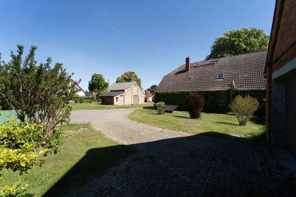 Befestigte Zufahrt zu Garage und Carport