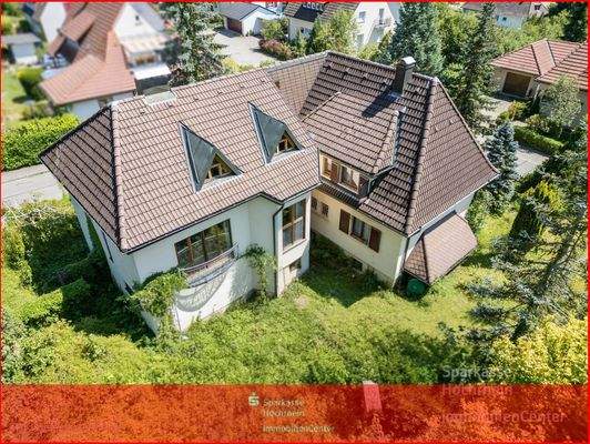 mit KI bearbeitet bzw. einen Busch entfernt, um mehr vom Haus zu sehen