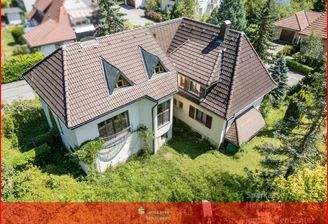 mit KI bearbeitet bzw. einen Busch entfernt, um mehr vom Haus zu sehen