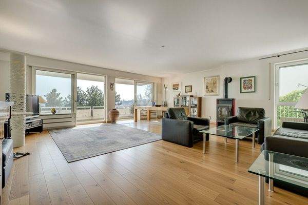 Lichtdurchflutetes Wohnzimmer visualisiert