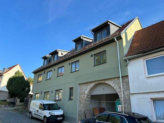 Hauptgebäude Ansicht Straße