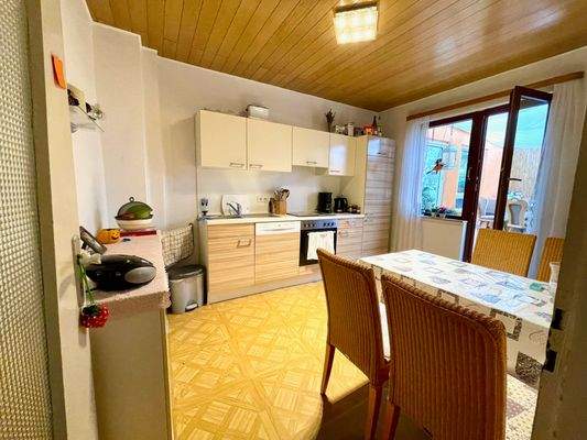 Wohnküche mit Zugang nach draußen