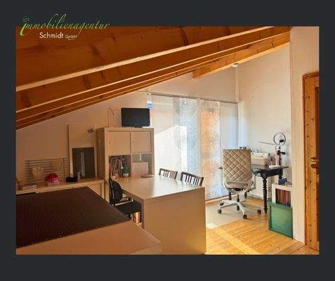 schönes Studiozimmer im Dachgeschoss