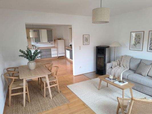 [KI-optimiertes Foto] Wohnzimmer mit Ofen