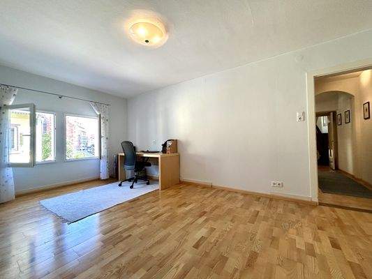 1. Obergeschoss: Zimmer 1 mit Verbindungstüre zu Zimmer 2