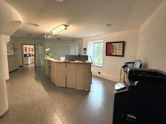 Einladener Empfangsbereich im Erdgeschoss