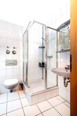 Bad auf der zweiten Etage mit Fenster und Dusche