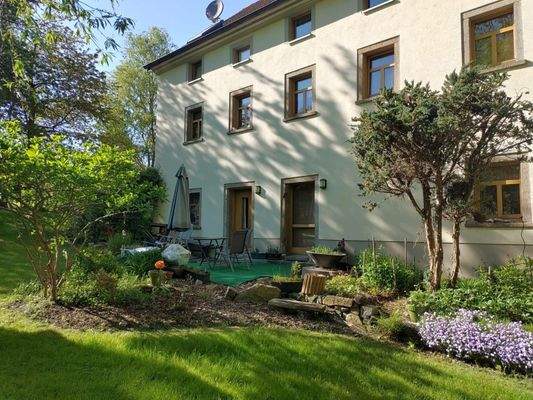 Blick auf das Wohnhaus und Terrasse