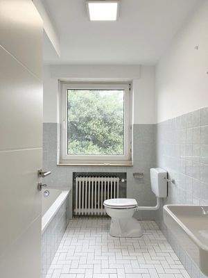 Bad mit Dusche + Wanne + WC