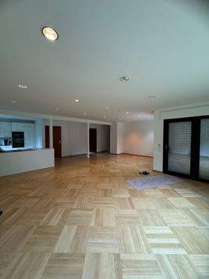 Wohnzimmer mit offener Küche