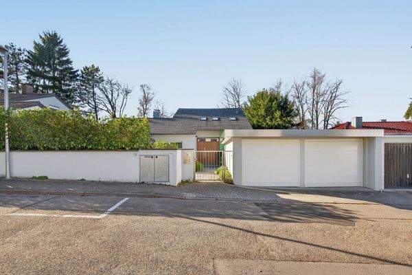 Außenbild mit Garagen