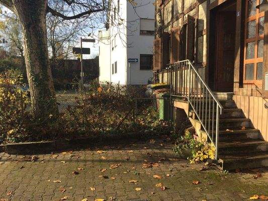 Eingangsbereich, Vorgarten samt KfZ-Stellplätzen 