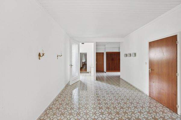 Flur mit eingebauter Garderobe