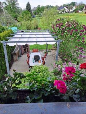 Überdachte Terrasse und Garten