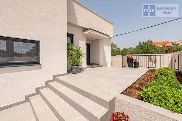 tinj-luksuzna-villa-s-velikom-okucnicom_21