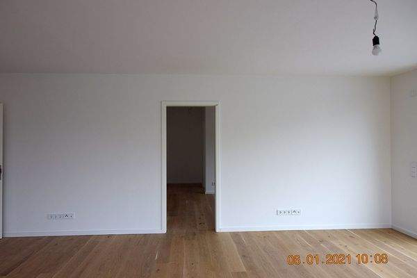 Wohnzimmer seitlich mit Zugang zum Schlafzimmer